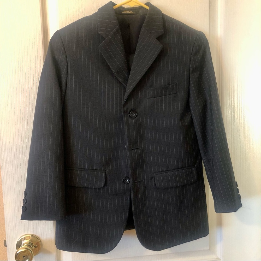 Claiborne boy’s navy blue suit set. Size 10